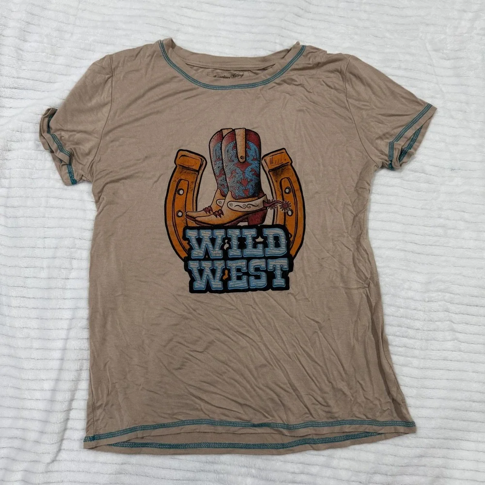American Bling Womens Wild West Graphic T-Shirt Tan Cowboy Boots Horseshoe Med - Picture 1 of 6